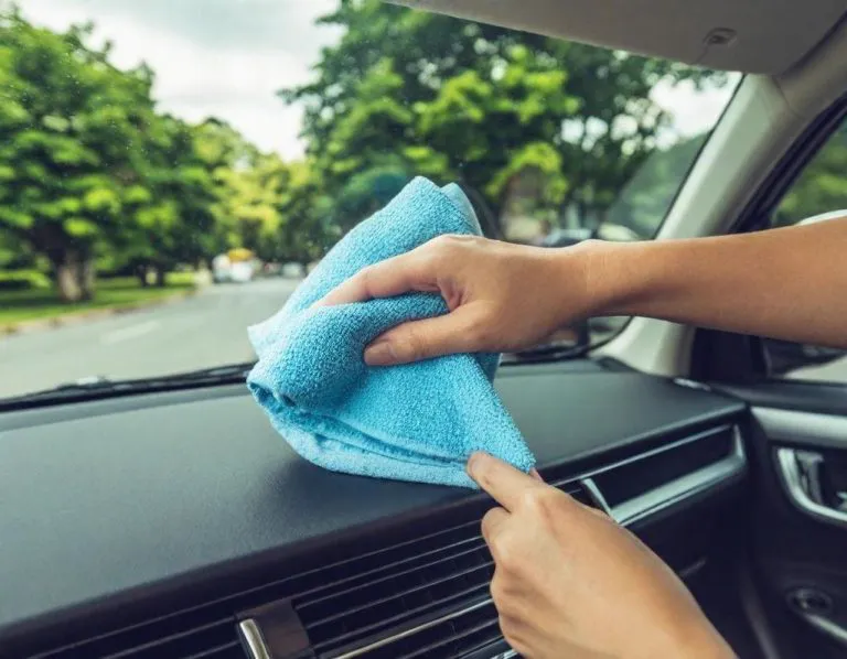 Innenreinigung der Autoscheiben
